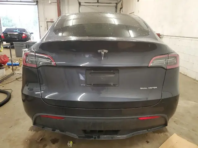 TESLA MODEL Y 2024