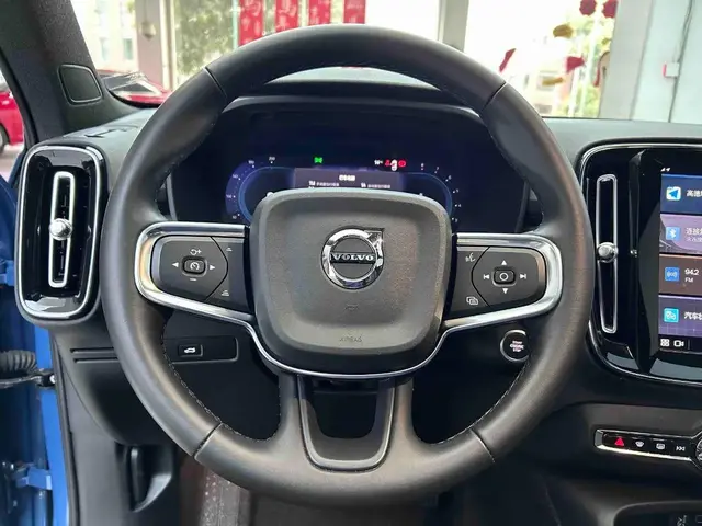 VOLVO XC40 LUXURY 2023