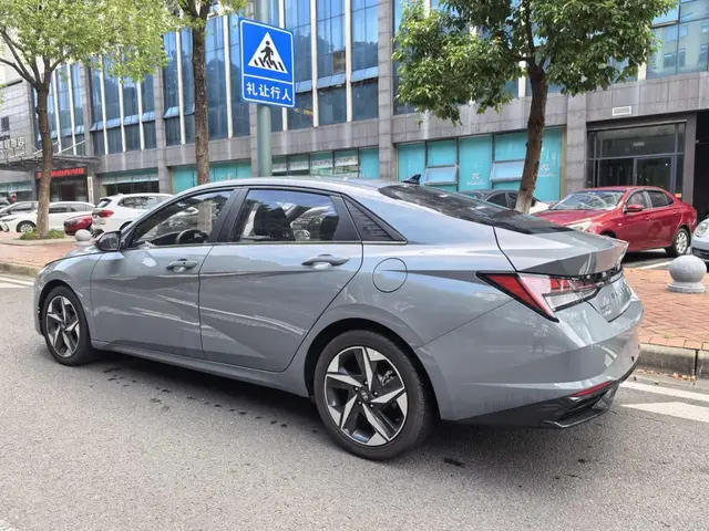 HYUNDAI ELANTRA PREMIUM 2022