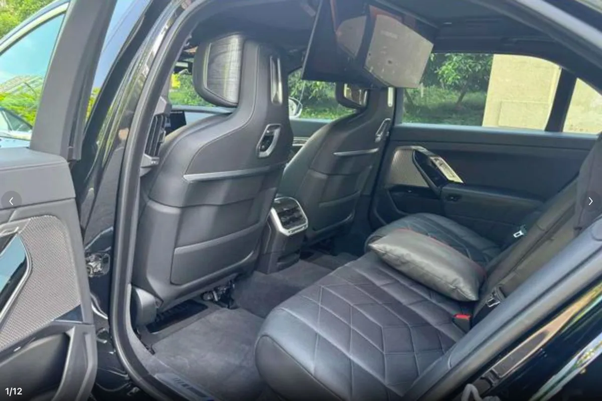 BMW I7 LUXURY 2023