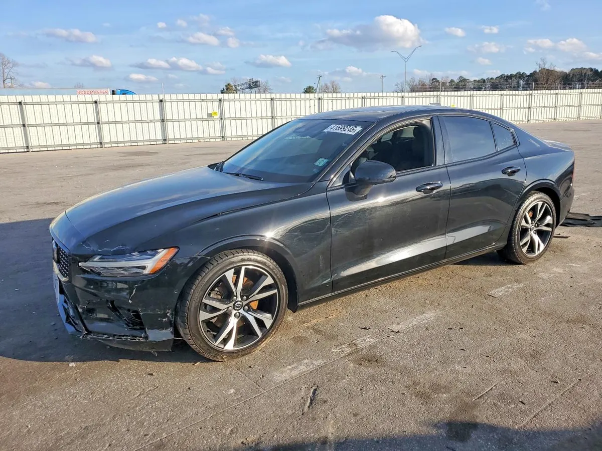 VOLVO S60 PLUS КОЖА ПОДОГРЕВ ПЕРЕДНИХ СИДЕНИЙ ПАНОРАМНАЯ КРЫША АДАПТИВНЫЙ КРУИЗ PILOT ASSIST КАМЕРЫ 360 АССИСТ 2023