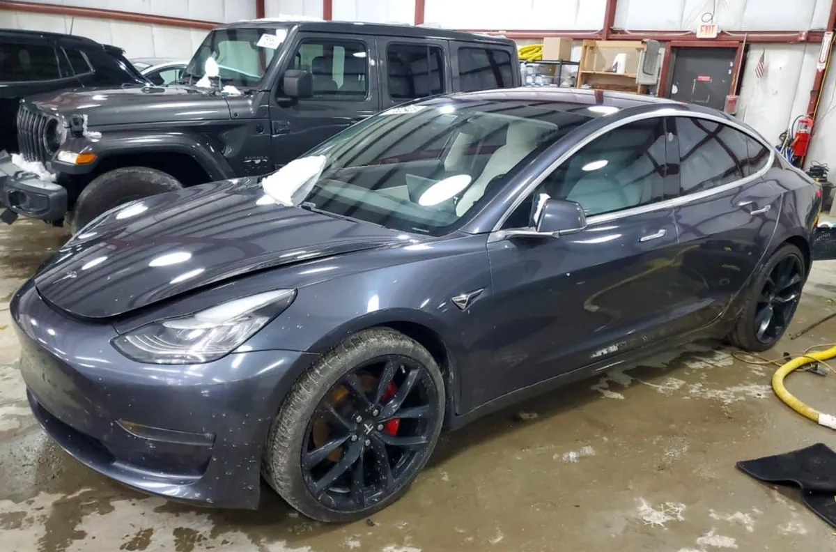 TESLA MODEL 3 АВТОПИЛОТ ПАНОРАМНАЯ СТЕКЛЯННАЯ КРЫША ПРЕМИАЛЬНЫЙ КОЖАНЫЙ САЛОН С ДЕРЕВОМ ПОДОГРЕВ ВСЕХ СИДЕНИЙ АКУС 2026