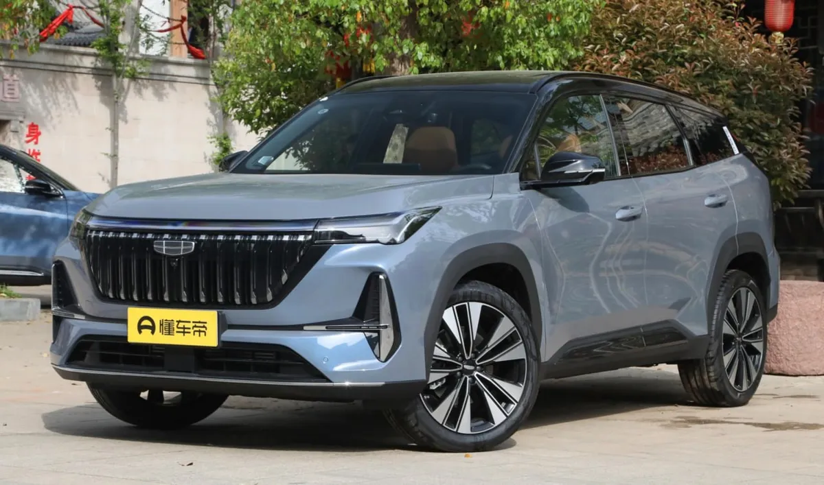 GEELY BOYUE L PREMIUM (НА КИТАЙСКОМ РЫНКЕ ЭТА ТОПОВАЯ 1.5Т ВЕРСИЯ ЧАСТО НАЗЫВАЕТСЯ SHANHE EDITION ИЛИ JINXIU EDITI 2025