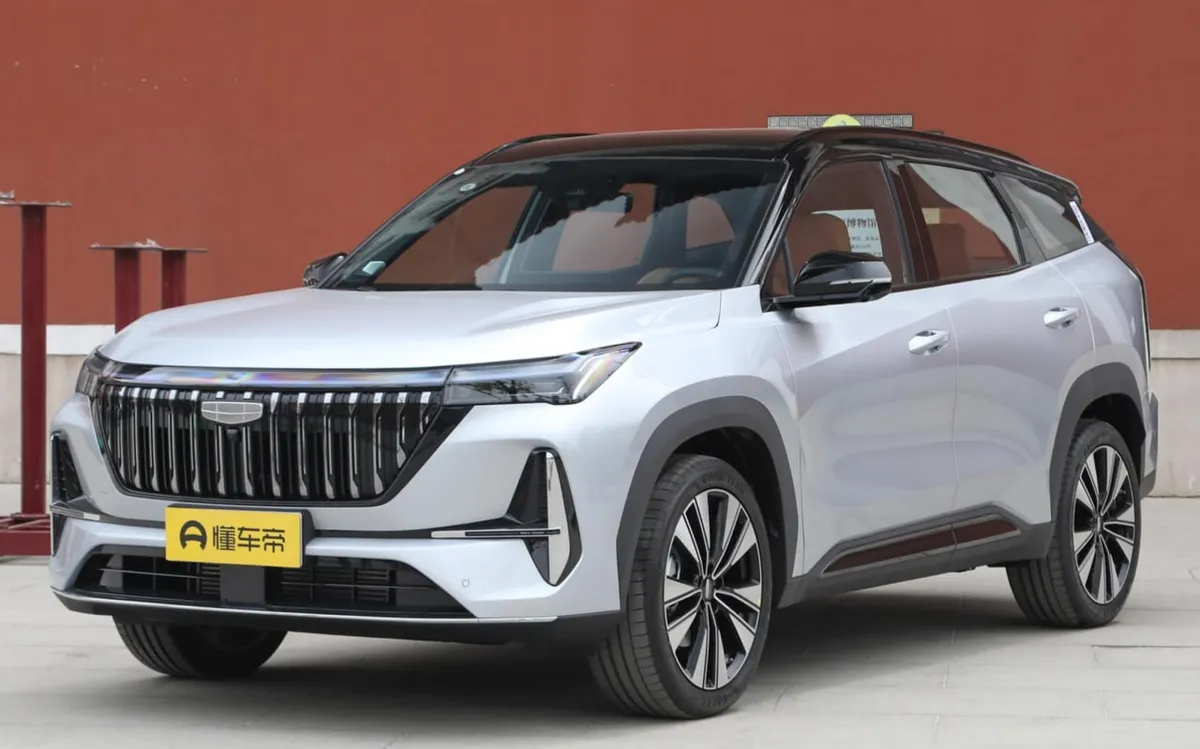 GEELY BOYUE L PREMIUM (НА КИТАЙСКОМ РЫНКЕ ЭТА ТОПОВАЯ 1.5Т ВЕРСИЯ ЧАСТО НАЗЫВАЕТСЯ SHANHE EDITION ИЛИ JINXIU EDITI 2025