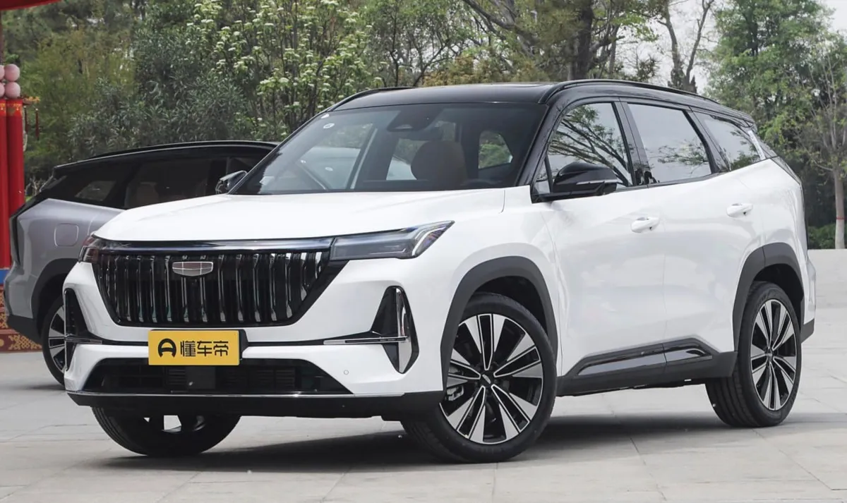 GEELY BOYUE L PREMIUM (НА КИТАЙСКОМ РЫНКЕ ЭТА ТОПОВАЯ 1.5Т ВЕРСИЯ ЧАСТО НАЗЫВАЕТСЯ SHANHE EDITION ИЛИ JINXIU EDITI 2025