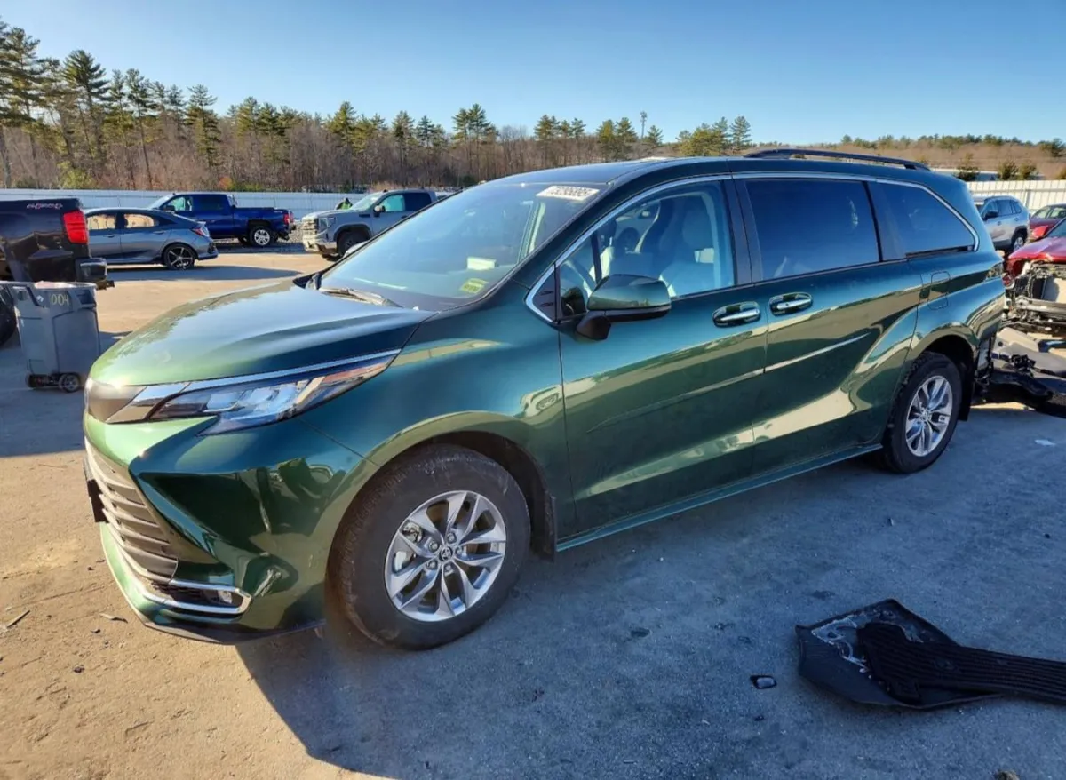 TOYOTA SIENNA XLE 2023
