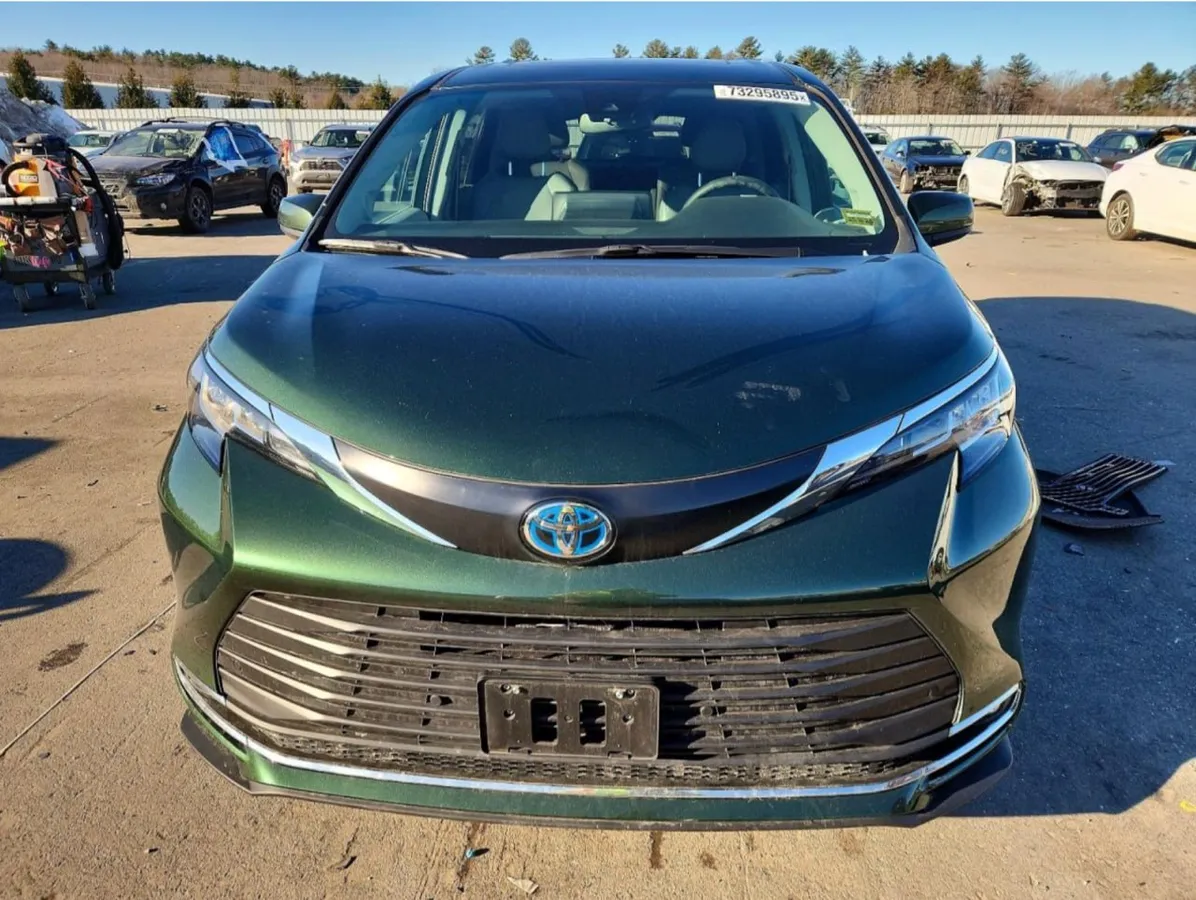 TOYOTA SIENNA XLE 2023