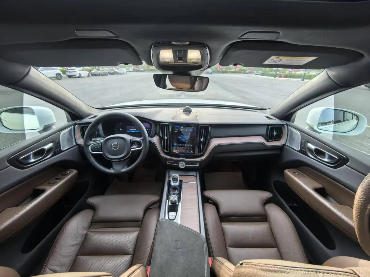 VOLVO XC60 LUXURY 2022