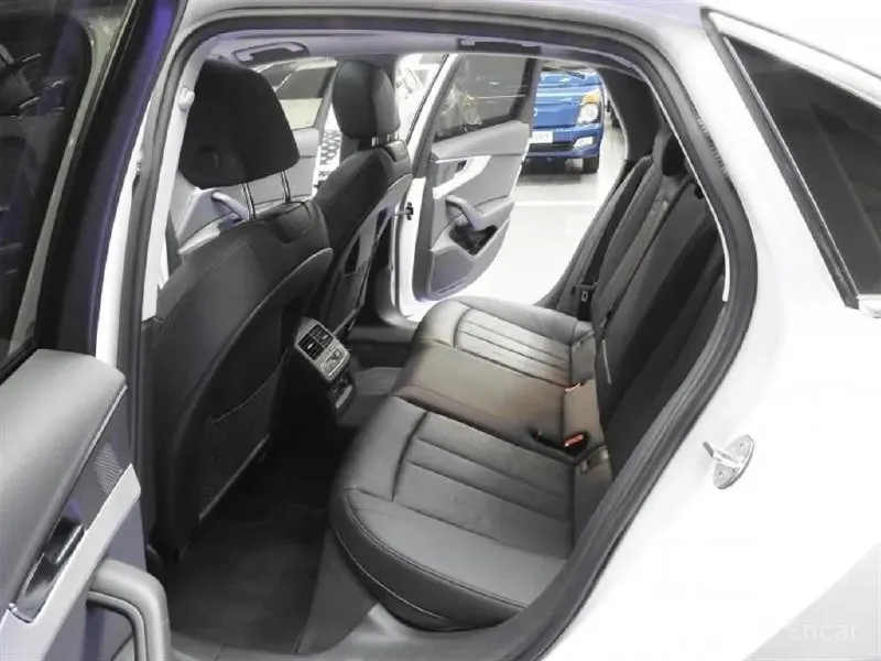 AUDI A4 2023