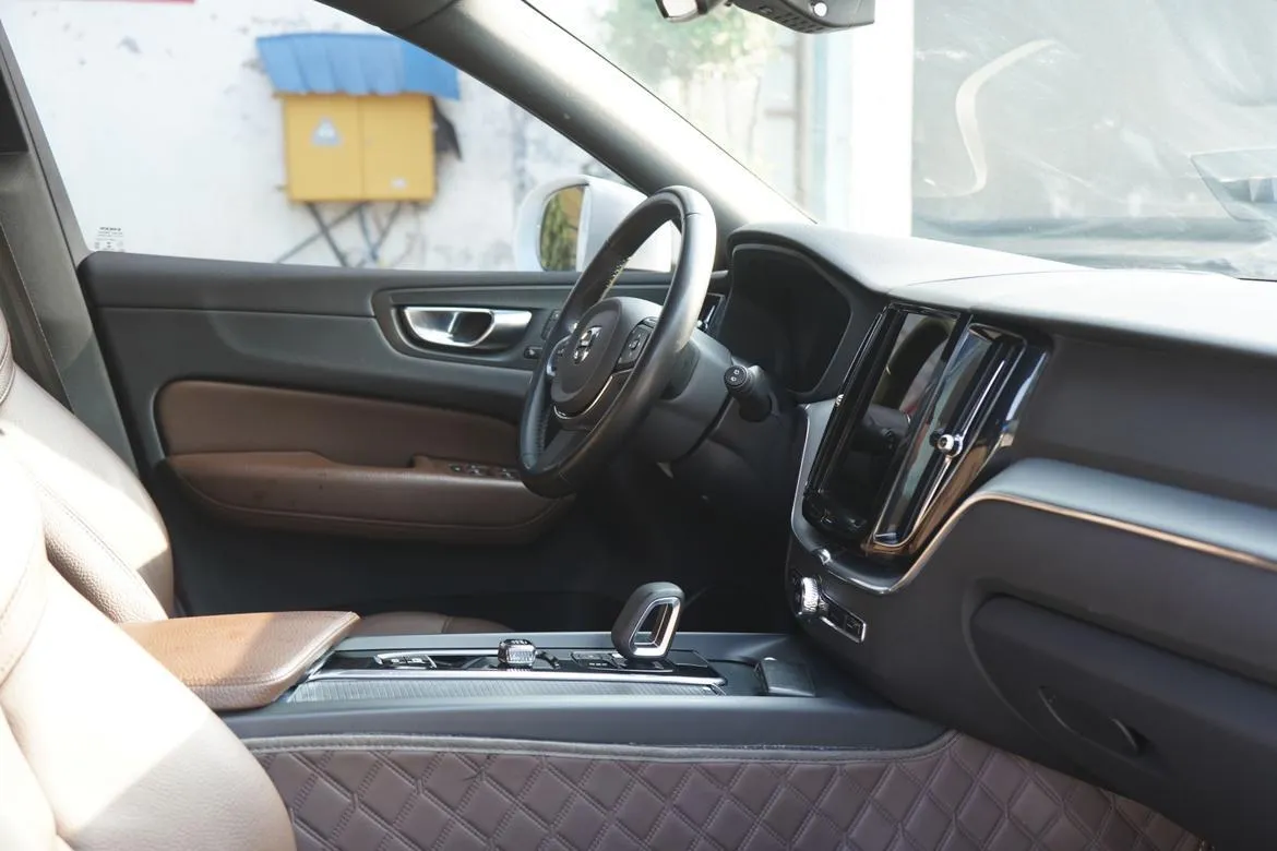 VOLVO XC60 LUXURY 2022