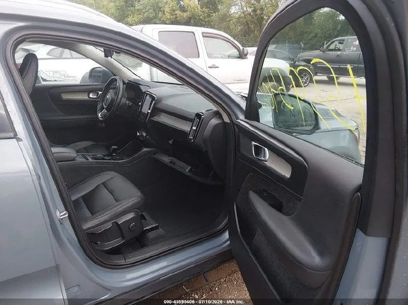VOLVO XC40 2023