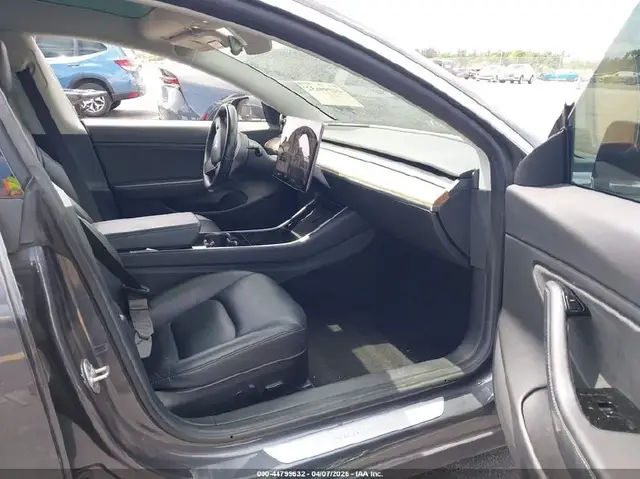 TESLA MODEL 3 АВТОПИЛОТ ПАНОРАМНАЯ КРЫША ПОДОГРЕВ СИДЕНИЙ ПРЕМИУМ-АУДИО 2018