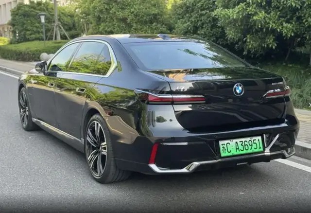 BMW I7 LUXURY 2023