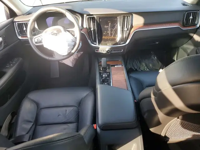 VOLVO S60 PLUS КОЖА ПОДОГРЕВ ПЕРЕДНИХ СИДЕНИЙ ПАНОРАМНАЯ КРЫША АДАПТИВНЫЙ КРУИЗ PILOT ASSIST КАМЕРЫ 360 АССИСТ 2023