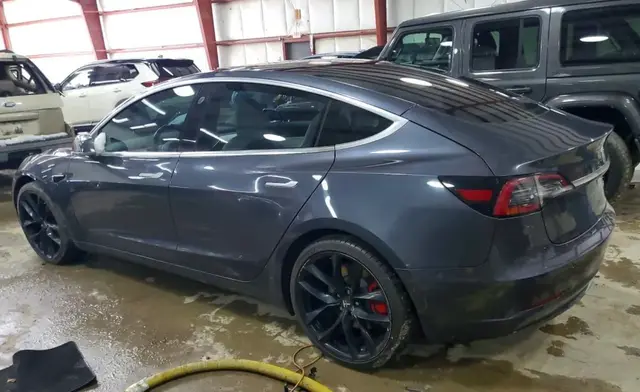TESLA MODEL 3 АВТОПИЛОТ ПАНОРАМНАЯ СТЕКЛЯННАЯ КРЫША ПРЕМИАЛЬНЫЙ КОЖАНЫЙ САЛОН С ДЕРЕВОМ ПОДОГРЕВ ВСЕХ СИДЕНИЙ АКУС 2026