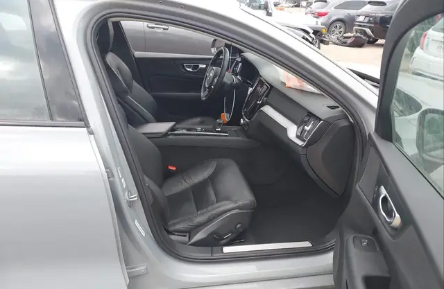 VOLVO S60 B5 CORE DARK THEME 2024