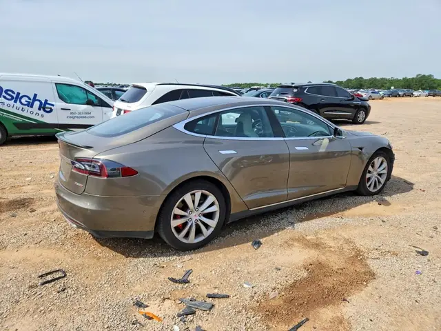 TESLA MODEL S P85D 2015