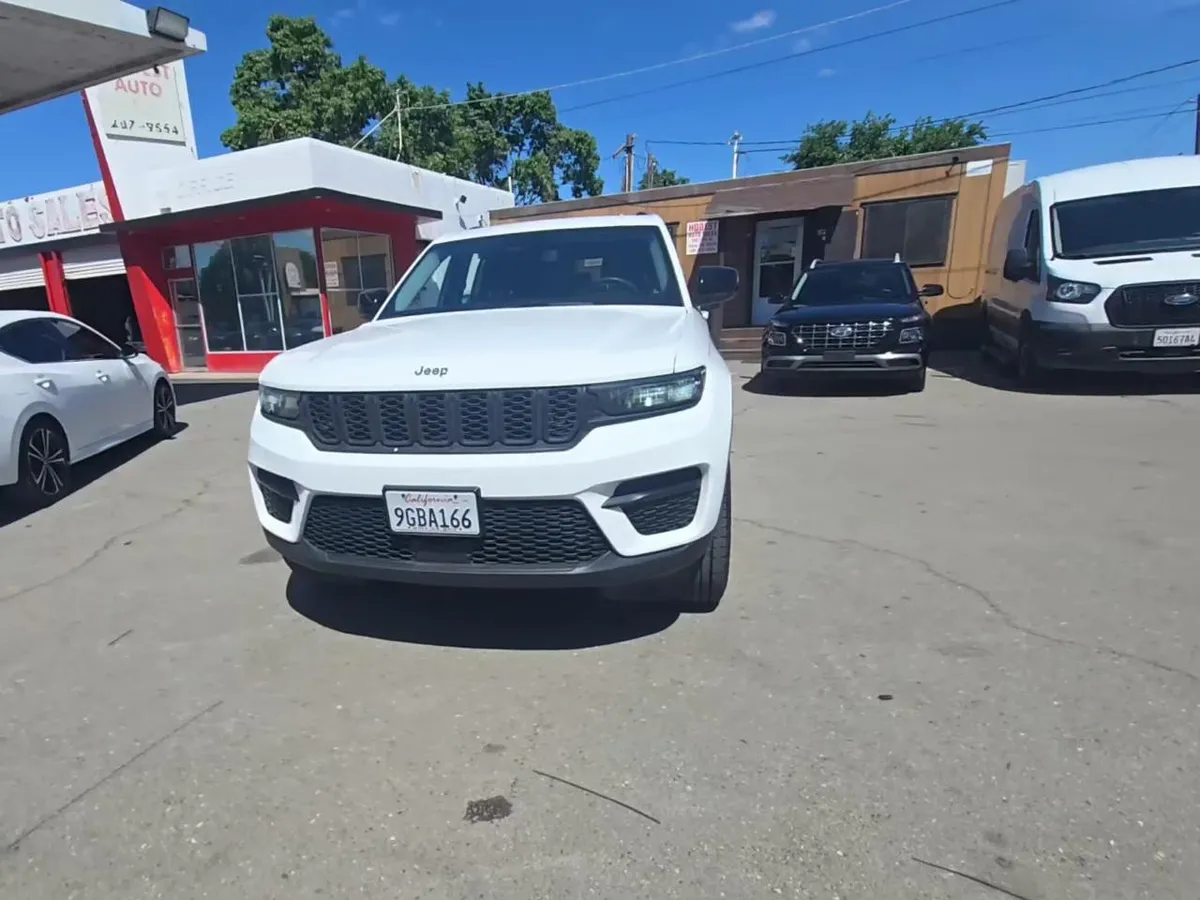 JEEP GRAND CHEROKEE LAREDO 2023