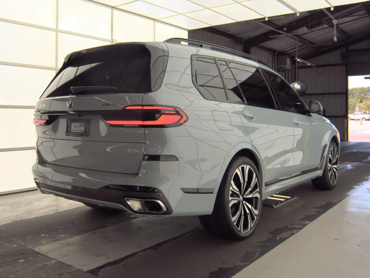 BMW X7 SPORTS ACTIVITY VEHICLE 2023