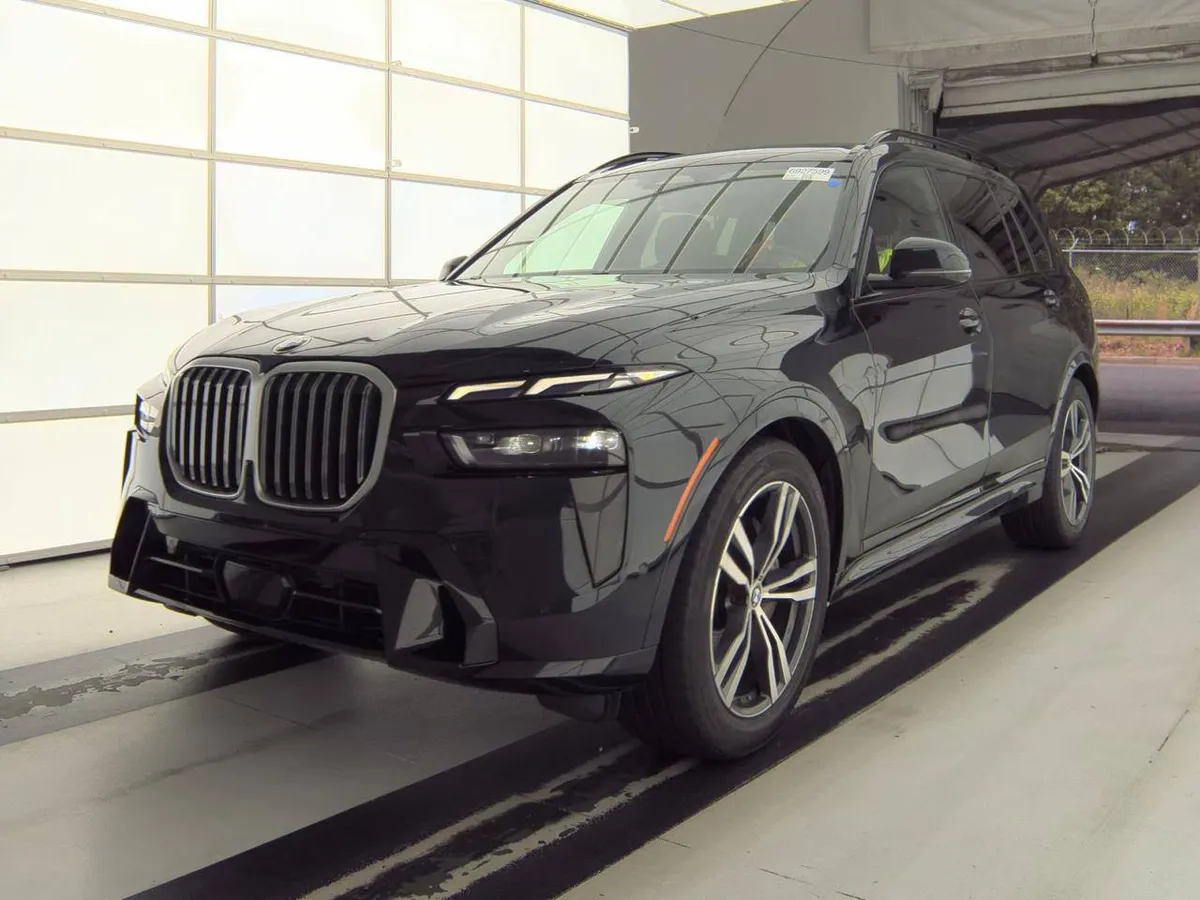BMW X7 SPORTS ACTIVITY VEHICLE 2023