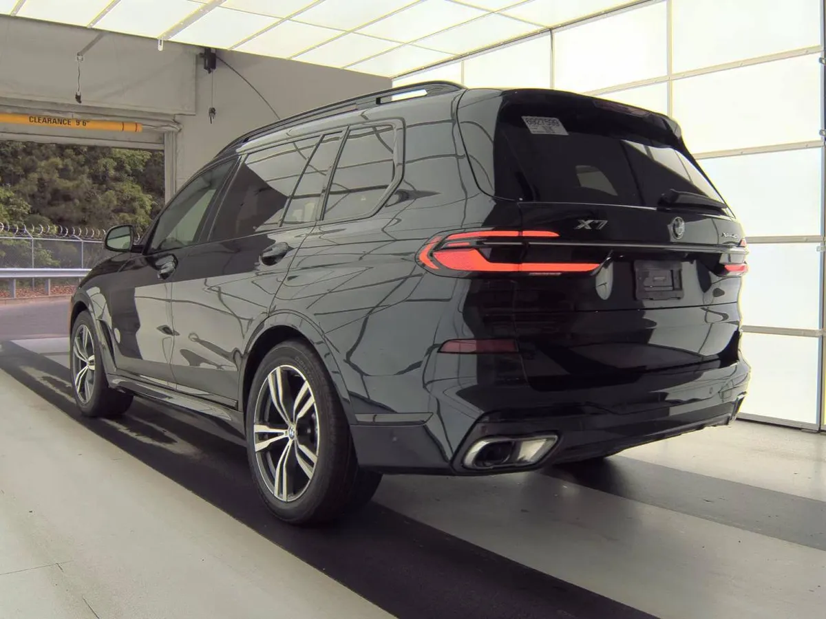 BMW X7 SPORTS ACTIVITY VEHICLE 2023