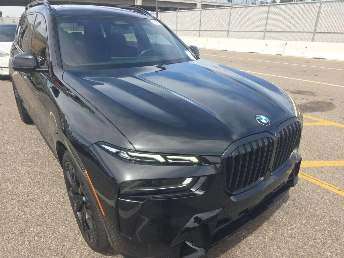 BMW X7 SPORTS ACTIVITY VEHICLE 2023