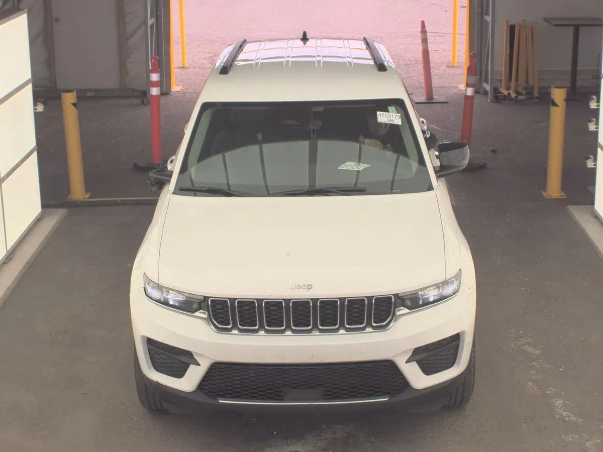 JEEP GRAND CHEROKEE LAREDO 2022