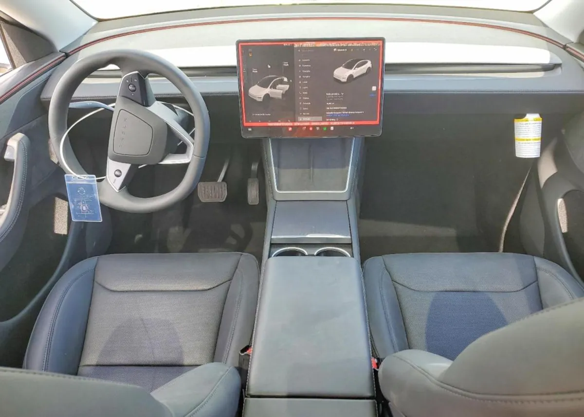 TESLA MODEL Y БЕЛЫЙ КУЗОВ ПАНОРАМНАЯ КРЫША СИСТЕМА КРУГОВОГО ОБЗОРА (КАМЕРЫ 360 ) АВТОПИЛОТ МУЛЬТИМЕДИЙНАЯ СИСТЕМА 2026