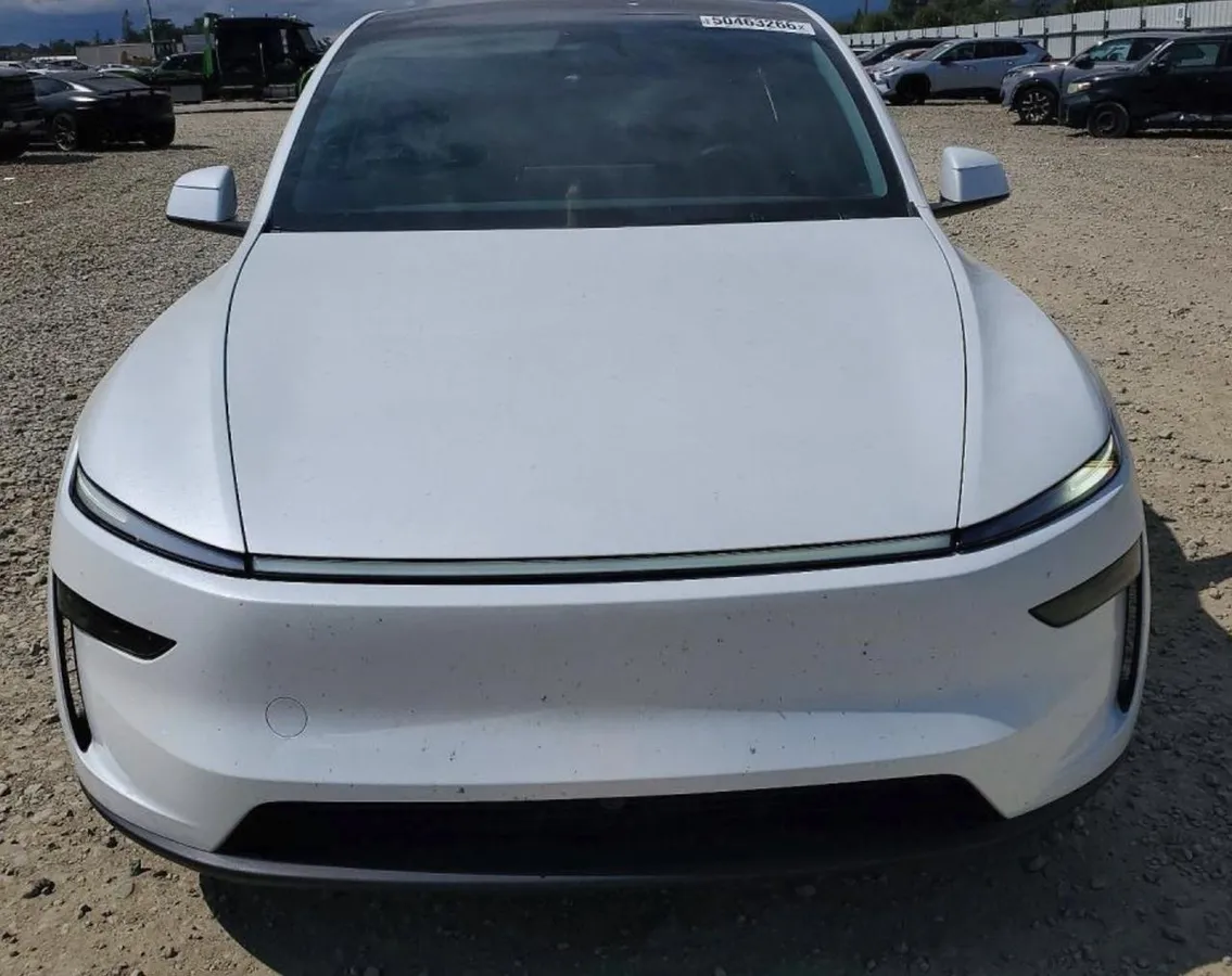 TESLA MODEL Y БЕЛЫЙ КУЗОВ ПАНОРАМНАЯ КРЫША СИСТЕМА КРУГОВОГО ОБЗОРА (КАМЕРЫ 360 ) АВТОПИЛОТ МУЛЬТИМЕДИЙНАЯ СИСТЕМА 2026