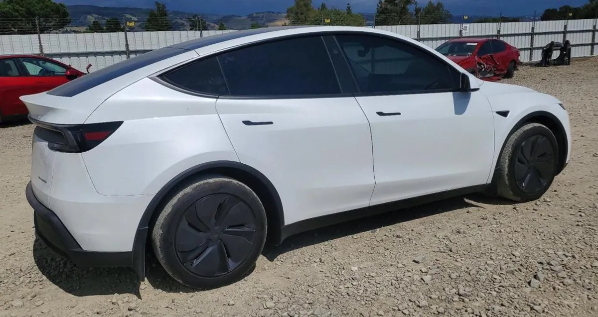 TESLA MODEL Y БЕЛЫЙ КУЗОВ ПАНОРАМНАЯ КРЫША СИСТЕМА КРУГОВОГО ОБЗОРА (КАМЕРЫ 360 ) АВТОПИЛОТ МУЛЬТИМЕДИЙНАЯ СИСТЕМА 2026