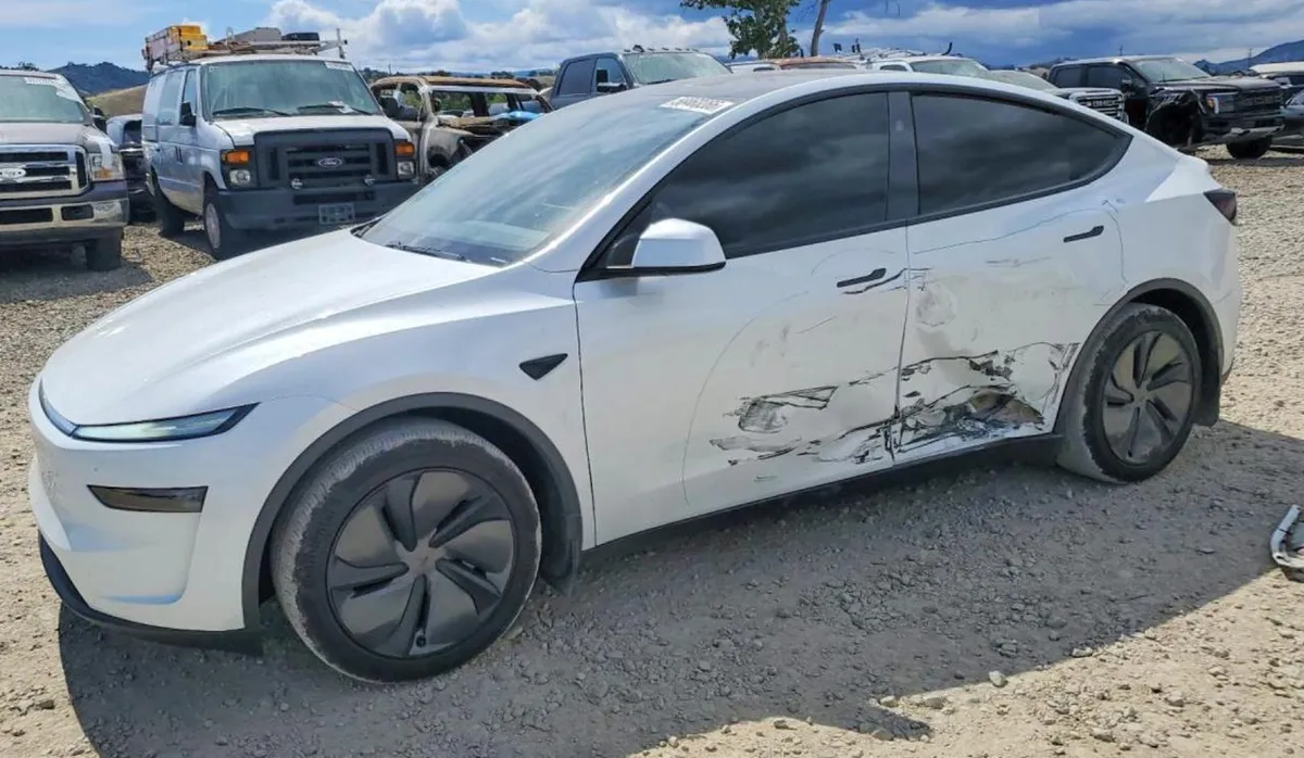 TESLA MODEL Y БЕЛЫЙ КУЗОВ ПАНОРАМНАЯ КРЫША СИСТЕМА КРУГОВОГО ОБЗОРА (КАМЕРЫ 360 ) АВТОПИЛОТ МУЛЬТИМЕДИЙНАЯ СИСТЕМА 2026