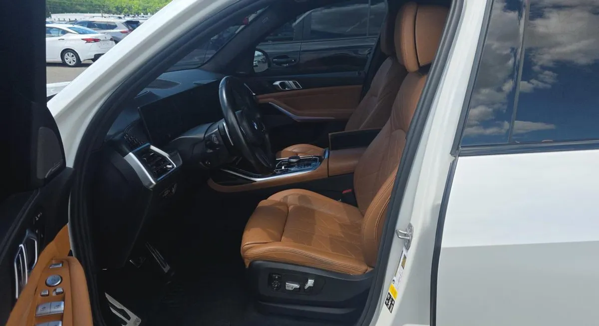 BMW X7 БЕЛЫЙ КУЗОВ КОРИЧНЕВЫЙ КОЖАНЫЙ САЛОН. ПАКЕТ M SPORT ДИСКИ R23 ПАНОРАМА ПРОЕКЦИЯ МУЗЫКА HARMAN/KARDON 2023