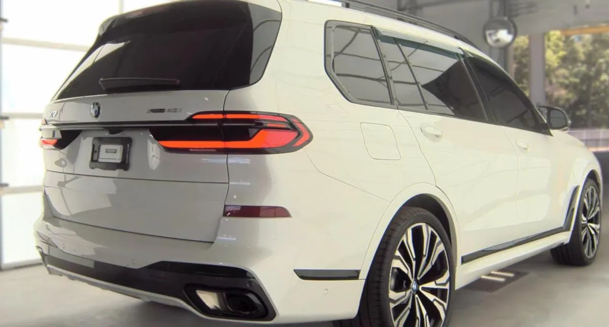 BMW X7 БЕЛЫЙ КУЗОВ КОРИЧНЕВЫЙ КОЖАНЫЙ САЛОН. ПАКЕТ M SPORT ДИСКИ R23 ПАНОРАМА ПРОЕКЦИЯ МУЗЫКА HARMAN/KARDON 2023