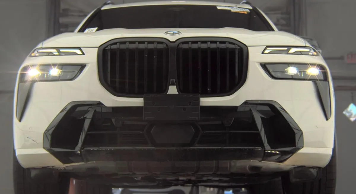 BMW X7 БЕЛЫЙ КУЗОВ КОРИЧНЕВЫЙ КОЖАНЫЙ САЛОН. ПАКЕТ M SPORT ДИСКИ R23 ПАНОРАМА ПРОЕКЦИЯ МУЗЫКА HARMAN/KARDON 2023