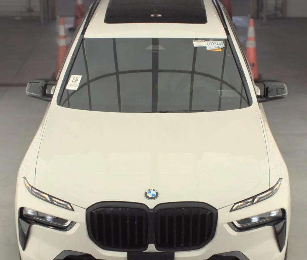 BMW X7 БЕЛЫЙ КУЗОВ КОРИЧНЕВЫЙ КОЖАНЫЙ САЛОН. ПАКЕТ M SPORT ДИСКИ R23 ПАНОРАМА ПРОЕКЦИЯ МУЗЫКА HARMAN/KARDON 2023