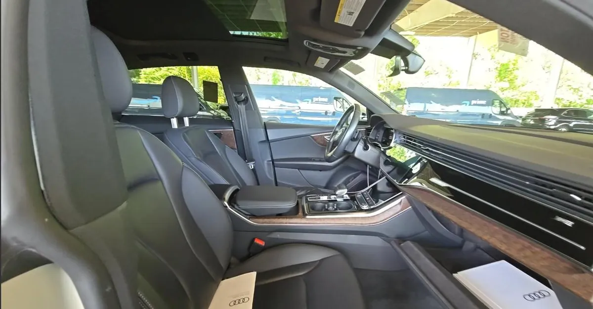 AUDI Q8 БЕЖЕВЫЙ КУЗОВ ЧЕРНЫЙ САЛОН. ПАКЕТАХ PREMIUM PLUS И S LINE (ДИСКИ R22 КРАСНЫЕ СУППОРТЫ АНТИХРОМ МУЗЫК 2022