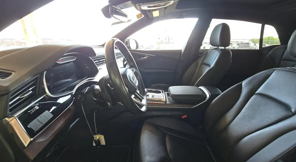 AUDI Q8 БЕЖЕВЫЙ КУЗОВ ЧЕРНЫЙ САЛОН. ПАКЕТАХ PREMIUM PLUS И S LINE (ДИСКИ R22 КРАСНЫЕ СУППОРТЫ АНТИХРОМ МУЗЫК 2022