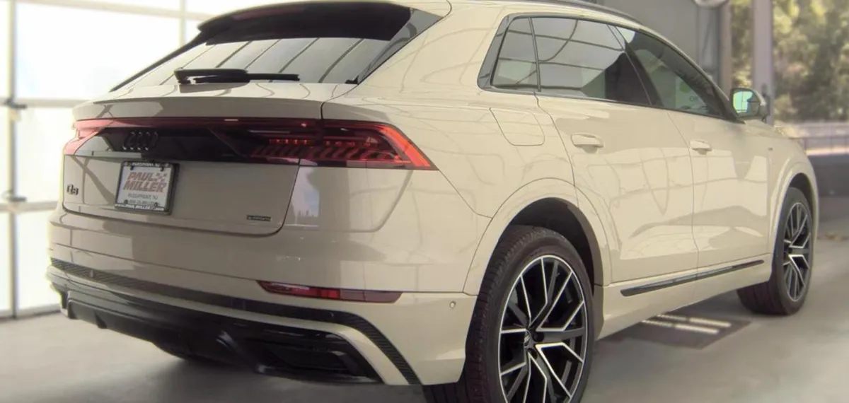 AUDI Q8 БЕЖЕВЫЙ КУЗОВ ЧЕРНЫЙ САЛОН. ПАКЕТАХ PREMIUM PLUS И S LINE (ДИСКИ R22 КРАСНЫЕ СУППОРТЫ АНТИХРОМ МУЗЫК 2022