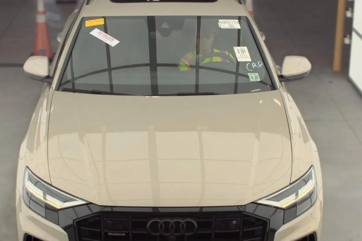 AUDI Q8 БЕЖЕВЫЙ КУЗОВ ЧЕРНЫЙ САЛОН. ПАКЕТАХ PREMIUM PLUS И S LINE (ДИСКИ R22 КРАСНЫЕ СУППОРТЫ АНТИХРОМ МУЗЫК 2022