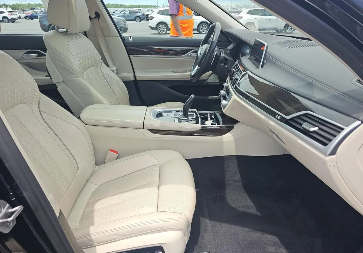 BMW 7 SERIES КОЖАНЫЙ САЛОН РАЗДЕЛЬНЫЙ КЛИМАТ-КОНТРОЛЬ СИСТЕМА АВТОМАТИЧЕСКОЙ ПАРКОВКИ PARKING ASSISTANT PLUS (ДАТ 2022