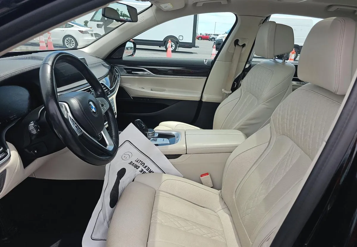 BMW 7 SERIES КОЖАНЫЙ САЛОН РАЗДЕЛЬНЫЙ КЛИМАТ-КОНТРОЛЬ СИСТЕМА АВТОМАТИЧЕСКОЙ ПАРКОВКИ PARKING ASSISTANT PLUS (ДАТ 2022