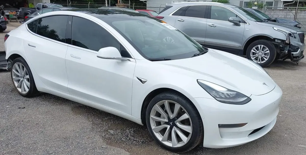 TESLA MODEL 3 БЕЛЫЙ КУЗОВ ПАНОРАМНАЯ КРЫША АВТОПИЛОТ ПРЕМИАЛЬНЫЙ САЛОН ЛИТЫЕ ДИСКИ 2020