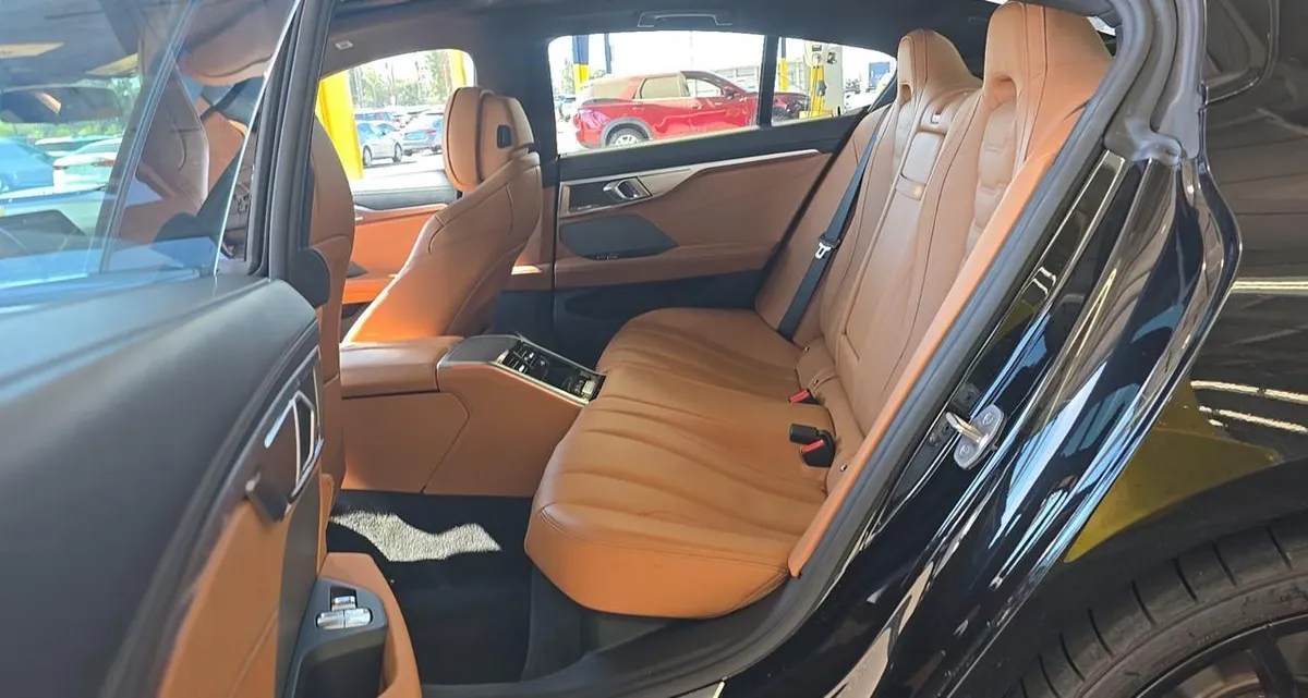 BMW 8 SERIES ЧЕРНЫЙ КУЗОВ КОЖАНЫЙ САЛОН. СПОРТИВНЫЙ ПАКЕТ M SPORT ПАНОРАМНАЯ КРЫША ПРОЕКЦИЯ НА ЛОБОВОЕ СТЕКЛО КАМ 2022