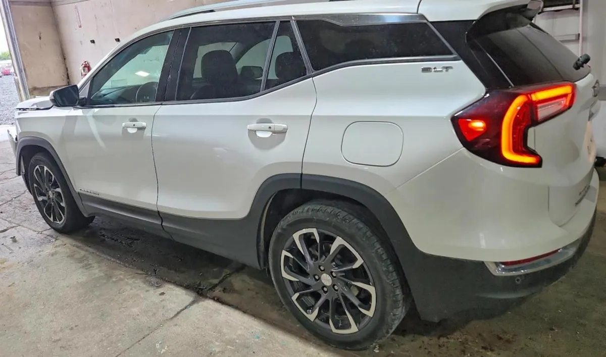 GMC TERRAIN SLT (КОЖАНЫЙ САЛОН КЛИМАТ-КОНТРОЛЬ КНОПКА ЗАПУСКА ЛИТЫЕ ДИСКИ МУЛЬТИМЕДИА-СИСТЕМА КОМПЛЕКС АССИСТЕНТ 2022