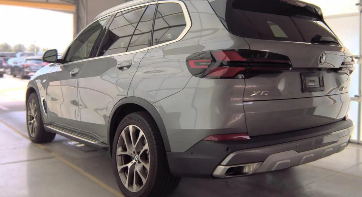 BMW X5 ПАКЕТИРОВАННАЯ (CLIMATE COMFORT + PARKING ASSISTANCE + PREMIUM). ПРОЕКЦИЯ (HUD) ПАНОРАМА ВЕНТИЛЯЦИЯ 2024