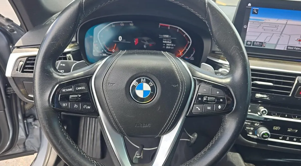 BMW 5 SERIES CONVENIENCE PACKAGE (ЭЛЕКТРИЧЕСКАЯ ЗАДНЯЯ ДВЕРЬ ПОДОГРЕВ ПЕРЕДНИХ СИДЕНИЙ) 19 ДИСКИ ПАНОРАМНАЯ КРЫША 2022