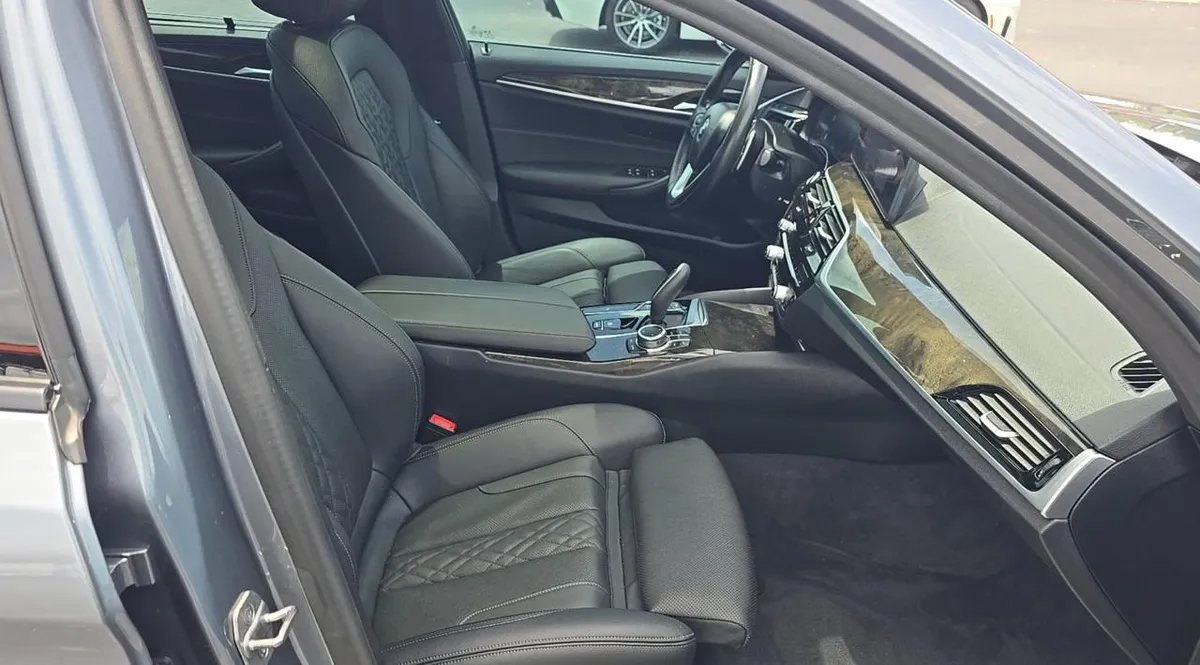 BMW 5 SERIES CONVENIENCE PACKAGE (ЭЛЕКТРИЧЕСКАЯ ЗАДНЯЯ ДВЕРЬ ПОДОГРЕВ ПЕРЕДНИХ СИДЕНИЙ) 19 ДИСКИ ПАНОРАМНАЯ КРЫША 2022