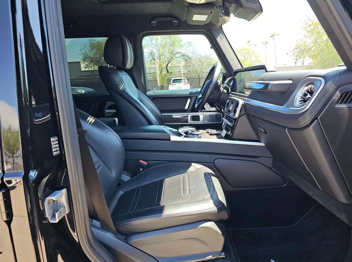 MERCEDES-BENZ G-CLASS AMG LINE (СПОРТИВНЫЙ ОБВЕС КРАСНАЯ КОНТРАСТНАЯ СТРОЧКА КРАСНЫЕ РЕМНИ БЕЗОПАСНОСТИ) EXCLUSIVE INTERIO 2023