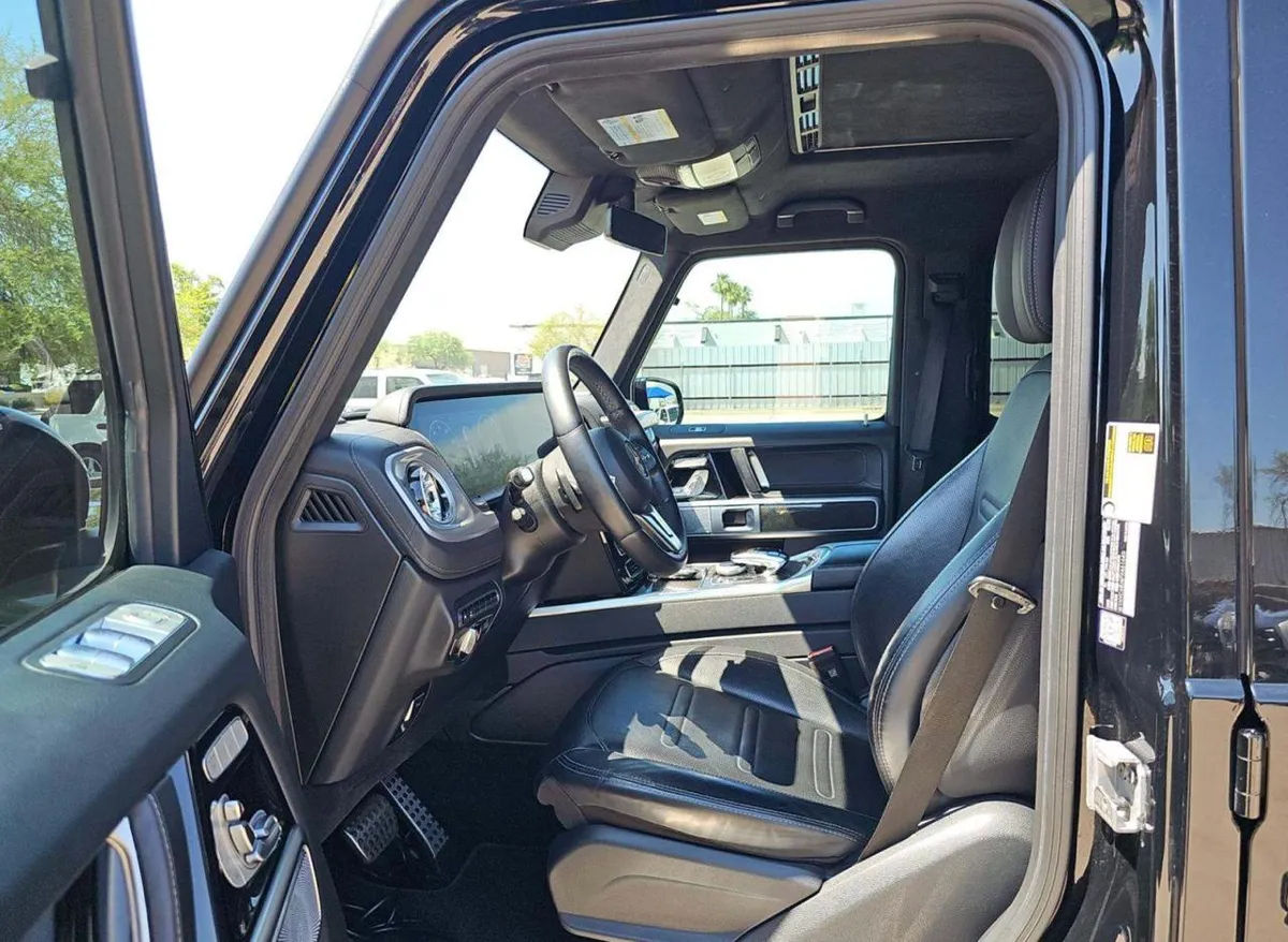MERCEDES-BENZ G-CLASS AMG LINE (СПОРТИВНЫЙ ОБВЕС КРАСНАЯ КОНТРАСТНАЯ СТРОЧКА КРАСНЫЕ РЕМНИ БЕЗОПАСНОСТИ) EXCLUSIVE INTERIO 2023