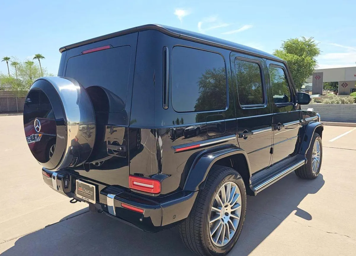 MERCEDES-BENZ G-CLASS AMG LINE (СПОРТИВНЫЙ ОБВЕС КРАСНАЯ КОНТРАСТНАЯ СТРОЧКА КРАСНЫЕ РЕМНИ БЕЗОПАСНОСТИ) EXCLUSIVE INTERIO 2023